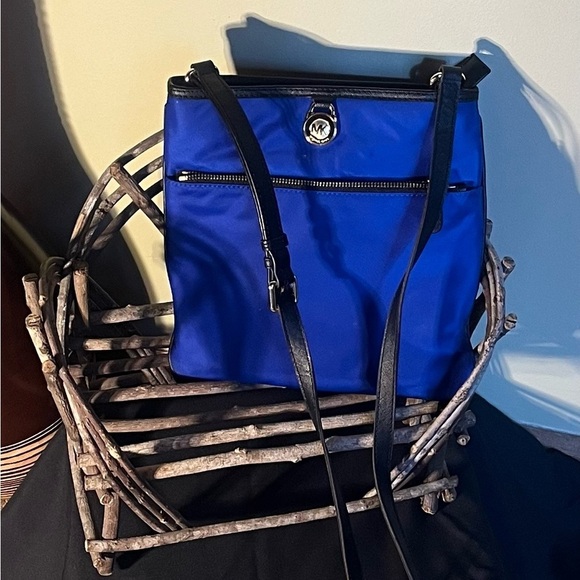 Michael Kors Nylon Large pocket Crossbody - Picture 1 of 6